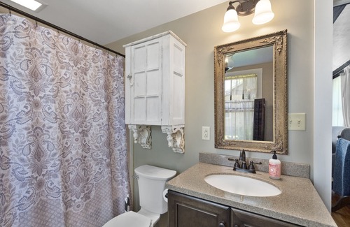 Dundee Casa | Centrally Located Quaint Country Cottage Built in the 1850's