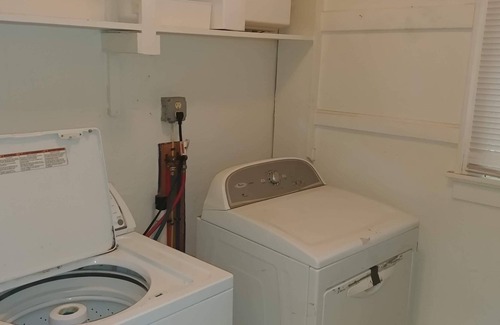 Bristol Casa | Centrally located Quiet but close to Highway, Stores and Restaurants
