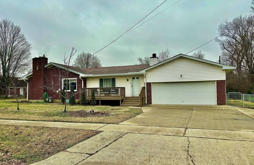 Avondale Melbourne Heights Casa | Centrally located retreat in Louisville! New hottub! Driveway and garage parking
