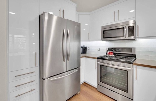 Airport Area Condominio | Centrally Located Resort-Style Living with Office
