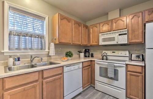 Manito Apartamento | Centrally Located South Hill Apartment with Smart TV