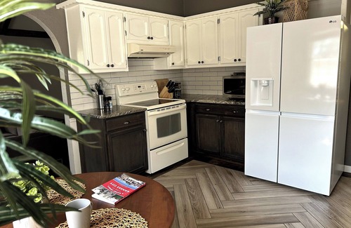 Grandview Casa | Centrally Located Update3Kingw/dedicate office+Apt