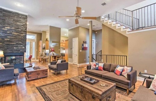 Addison Casa | Centrally Located Urban Townhome
