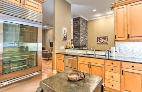 Addison Casa | Centrally Located Urban Townhome