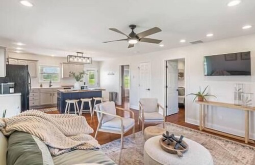 Ashley Oaks Casa | Centrally Located | Modern Home in the Smokies