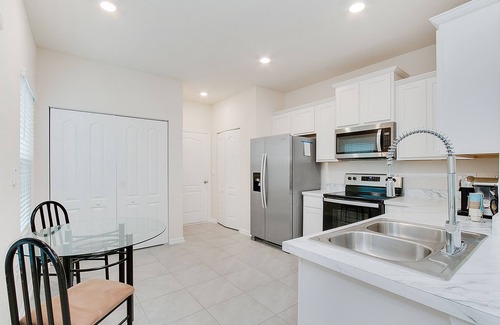 Baymeadows Casa | Centrally Located Townhome! Minutes from Beaches and downtown!