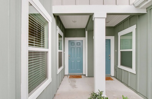 Baymeadows Casa | Centrally Located Townhome! Minutes from Beaches and downtown!