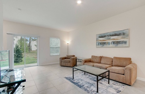 Baymeadows Casa | Centrally Located Townhome! Minutes from Beaches and downtown!