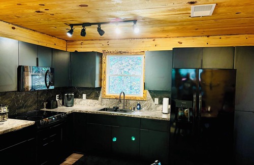 Almond Cabina | Centrally located for all attractions of Western North Carolina