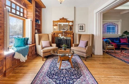 Baker Casa | Centrally located Victorian!