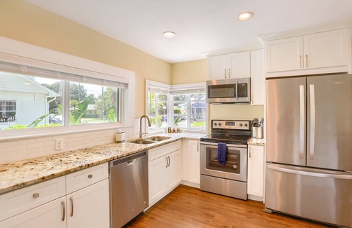 Downtown Dunedin Casa | Centrally Located, Walk to Main St. ~ Private Backyard w/Grill ~ Wi-Fi, Parking ~ Dunedin Bungalow