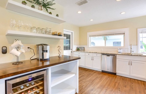 Downtown Dunedin Casa | Centrally Located, Walk to Main St. ~ Private Backyard w/Grill ~ Wi-Fi, Parking ~ Dunedin Bungalow