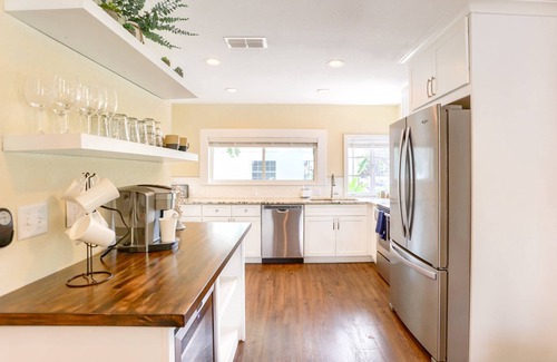 Downtown Dunedin Casa | Centrally Located, Walk to Main St. ~ Private Backyard w/Grill ~ Wi-Fi, Parking ~ Dunedin Bungalow