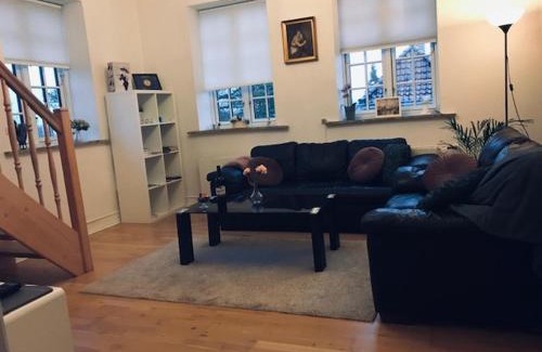 Gentofte Apartamento | Centralt i Gentofte i 2 plan, ved S-Tog og busser
