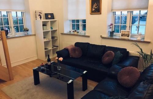Gentofte Apartamento | Centralt i Gentofte i 2 plan, ved S-Tog og busser