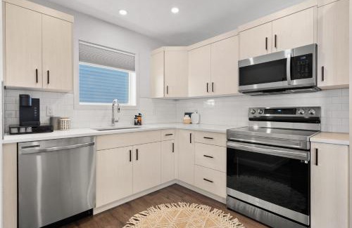 Pincher Creek Casa | Centre Peak View I Sleep 8 I 50 TV I Full Kitchen