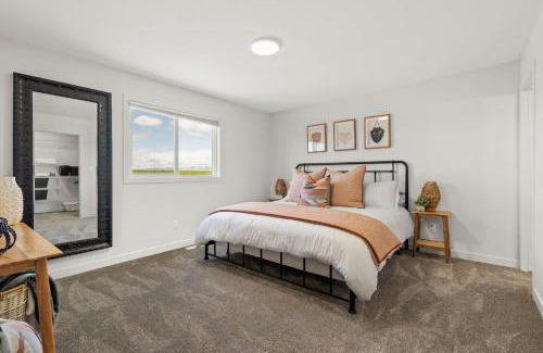 Pincher Creek Casa | Centre Peak View I Sleep 8 I 50 TV I Full Kitchen