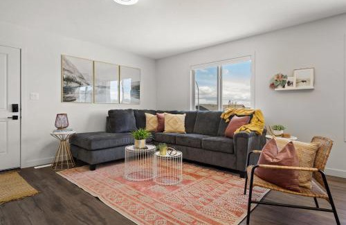 Pincher Creek Casa | Centre Peak View I Sleep 8 I 50 TV I Full Kitchen