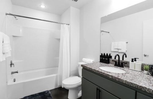 Evans Churchill Apartamento | Centric 2BR In HEART of DTPHX Free Garage Parking