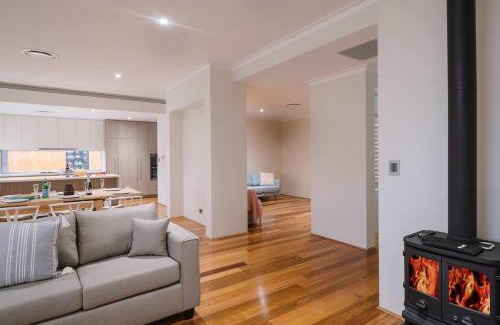 Dunsborough Casa | Ceol Na Mara - Luxury Pool Escape with Golf Views