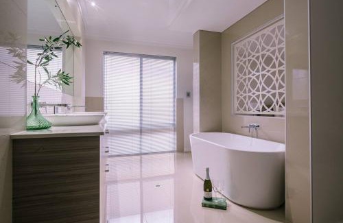 Dunsborough Casa | Ceol Na Mara - Luxury Pool Escape with Golf Views
