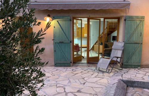 Ceret Casa | Ceret Beautiful Spacious House & Courtyard BBQ