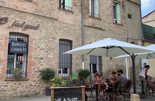 Ceret Casa | Ceret Beautiful Spacious House & Courtyard BBQ