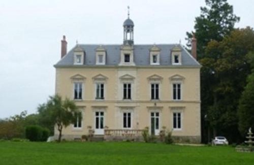 Parennes Cama Y Desayuno | Château XIXe avec parc, chambres spacieuses et petit déjeuner local, proche forêt et cité médiévale - FR-1-410-411