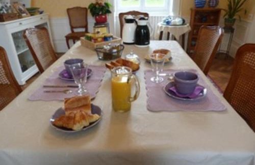 Parennes Cama Y Desayuno | Château XIXe avec parc, chambres spacieuses et petit déjeuner local, proche forêt et cité médiévale - FR-1-410-411