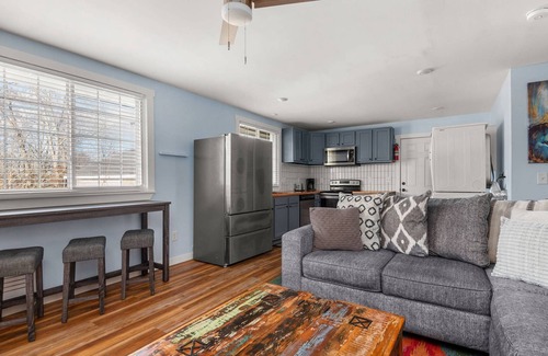 Hadley - Washington Condominio | CH714 ~ New Listing ~ Clean, No Frills, Efficiency ~ Comfortable and Near Downtown ~ Free Parking