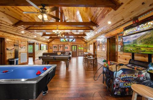 Caton Casa | Cha Chas Castle 8BR Sleeps 30 w Pool Jacuzzi