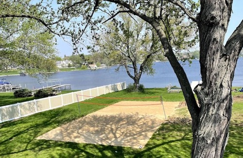 McHenry Casa | Chain O'Lakes Group Getaway-The Johnsburg Estate
