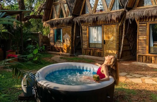 Chapora Cabaña | Chakra: Premium Retro AC Cottage in Vagator