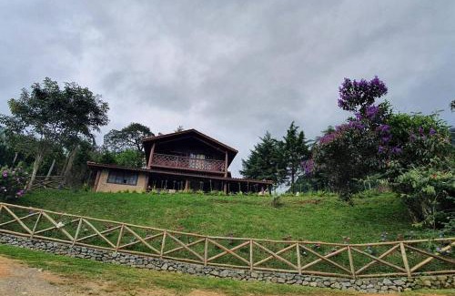 Guaratingueta Chalet De Esquí | Chalé com Jacuzzi e deck com vista
