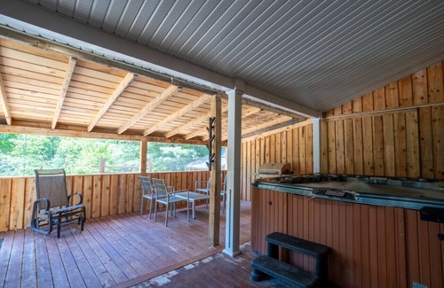 Matawinie Regional County Municipality Apartamento | Chalet Synergie|Hot Tub | River & Kayaks |Sleeps 8
