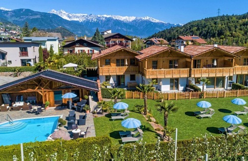 Tesimo Chalet De Esquí | Chalet '1 65m²' con vistas a la montaña, piscina comunitaria y Wi-Fi