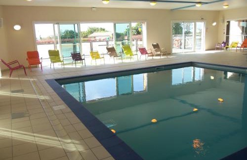 La Chapelle-Hermier Chalet De Esquí | Chalet 2 Chambres avec Piscine Chauffée Près du Lac du Jaunay, Idéal Familles - FR-1-783-7
