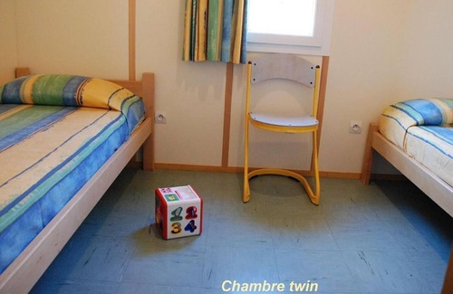 Blavignac Chalet De Esquí | Chalet '6 Personnes Acacia price Weekend' with Mountain View, Shared Pool and Wi-Fi