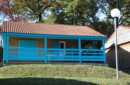 Blavignac Chalet De Esquí | Chalet '6 Personnes Acacia price Weekend' with Mountain View, Shared Pool and Wi-Fi