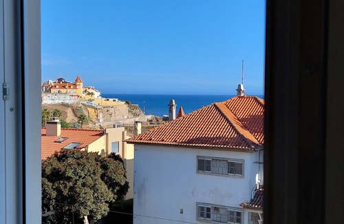 Estoril Chalet De Esquí | Chalet 90 steps from Estoril beach! NEW