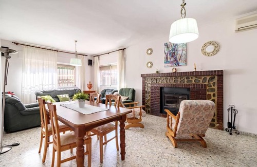 Churriana de la Vega Casa | Chalet acogedor con piscina muy cerca de Granada