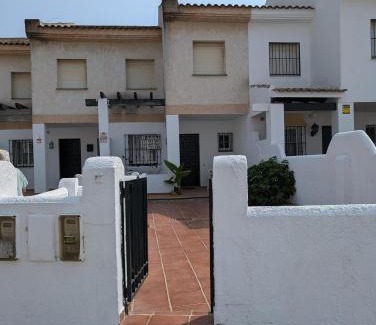 Sector O - Ostrero Casa | Chalet adosado en Matalascañas con piscina y chimenea, cerca de la playa