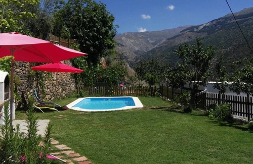 Guejar Sierra Chalet De Esquí | Chalet "Almez de Lúa" with Mountain View, Private Pool & Wi-Fi