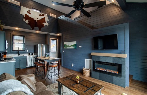 Sevierville Cabina | Chalet Amelia -Lake View+HotTub+Fireplace+Arcade!