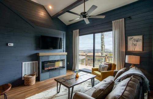 Sevierville Casa | Chalet Amelia Lake View HotTub Fireplace Arcade