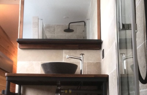 Salles Chalet De Esquí | Chalet at the door of the basin