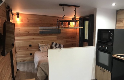 Salles Chalet De Esquí | Chalet at the door of the basin