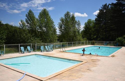 Layrac Chalet De Esquí | Chalet avec piscine commune au Lac de Goulens - 2 adultes et 3 enfants