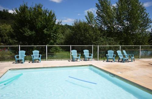 Layrac Chalet De Esquí | Chalet avec piscine commune au Lac de Goulens - 2 adultes et 3 enfants