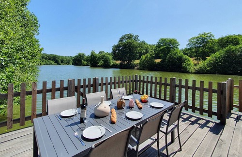 Saint-Estephe Chalet De Esquí | Chalet avec Terrasse sur Étang de pêche privé à Saint-Estèphe en Périgord